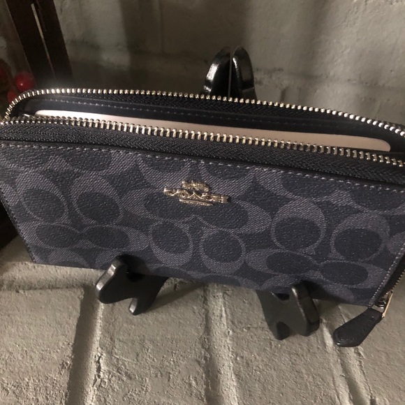 **** SOLD!!! **** Coach wallet - Picture 5 of 7